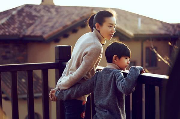 董洁9岁儿子近照曝光,清秀帅气酷似潘粤明