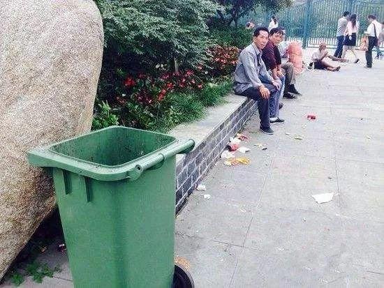 游客朝动物园中抛物,只为辨认鳄鱼真假,已有多种珍稀动物被砸伤