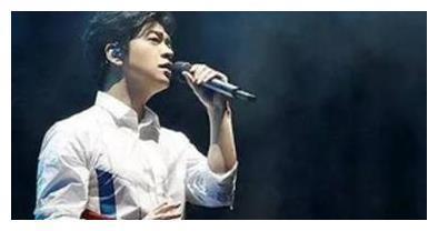 退出“学历最高组合”，王菲一首传奇成就了他，网友称他秋裤男神