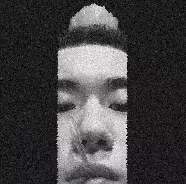 易烊千玺社交账号小号曝光，私下是一个爱自拍爱撸猫的普通少年