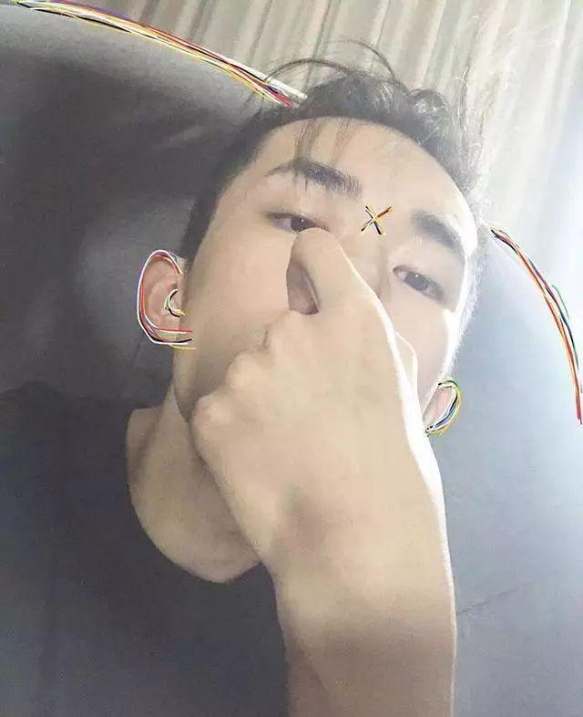 易烊千玺社交账号小号曝光，私下是一个爱自拍爱撸猫的普通少年