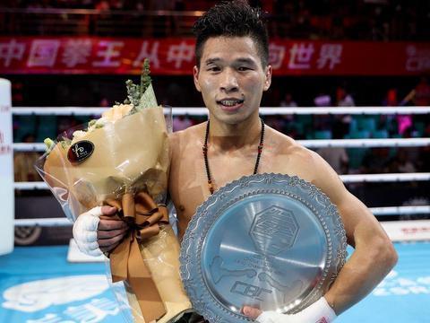 他占尽优势却被判负,跪地亲吻拳台令人泪奔!如今转型成职业拳手