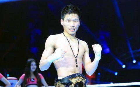 他占尽优势却被判负,跪地亲吻拳台令人泪奔!如今转型成职业拳手