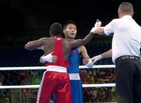 他占尽优势却被判负,跪地亲吻拳台令人泪奔!如今转型成职业拳手