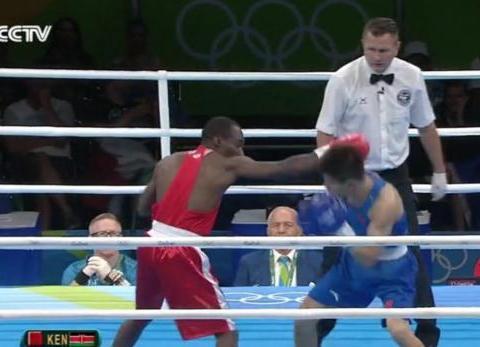 他占尽优势却被判负,跪地亲吻拳台令人泪奔!如今转型成职业拳手