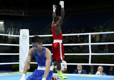 他占尽优势却被判负,跪地亲吻拳台令人泪奔!如今转型成职业拳手