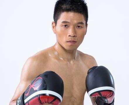 他占尽优势却被判负,跪地亲吻拳台令人泪奔!如今转型成职业拳手