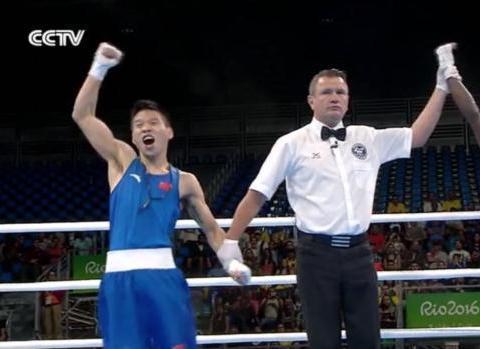 他占尽优势却被判负,跪地亲吻拳台令人泪奔!如今转型成职业拳手