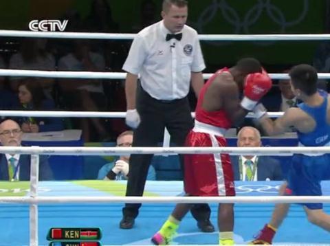 他占尽优势却被判负,跪地亲吻拳台令人泪奔!如今转型成职业拳手