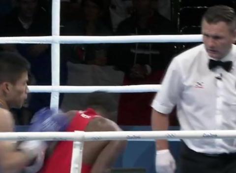 他占尽优势却被判负,跪地亲吻拳台令人泪奔!如今转型成职业拳手