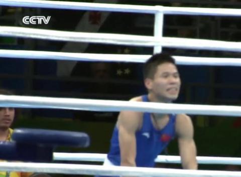他占尽优势却被判负,跪地亲吻拳台令人泪奔!如今转型成职业拳手
