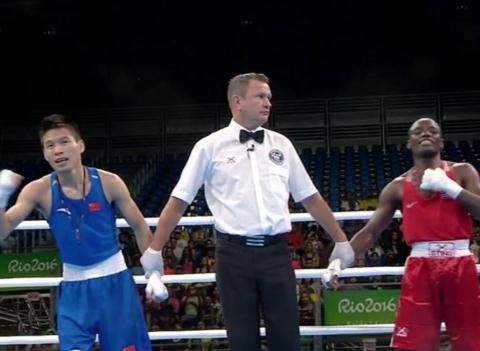 他占尽优势却被判负,跪地亲吻拳台令人泪奔!如今转型成职业拳手