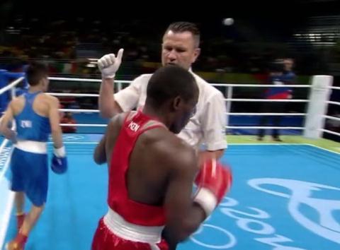 他占尽优势却被判负,跪地亲吻拳台令人泪奔!如今转型成职业拳手