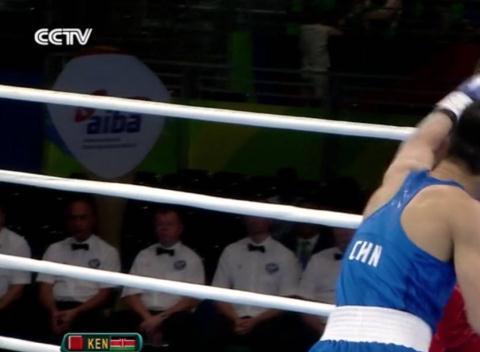 他占尽优势却被判负,跪地亲吻拳台令人泪奔!如今转型成职业拳手