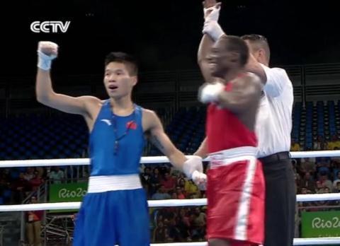 他占尽优势却被判负,跪地亲吻拳台令人泪奔!如今转型成职业拳手