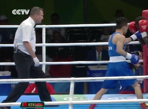 他占尽优势却被判负,跪地亲吻拳台令人泪奔!如今转型成职业拳手