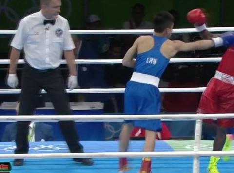 他占尽优势却被判负,跪地亲吻拳台令人泪奔!如今转型成职业拳手