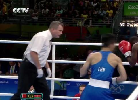 他占尽优势却被判负,跪地亲吻拳台令人泪奔!如今转型成职业拳手