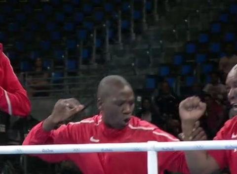 他占尽优势却被判负,跪地亲吻拳台令人泪奔!如今转型成职业拳手