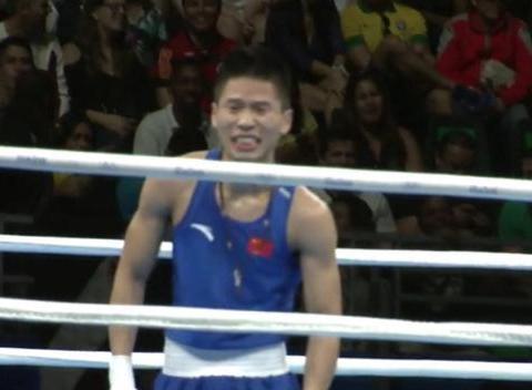 他占尽优势却被判负,跪地亲吻拳台令人泪奔!如今转型成职业拳手