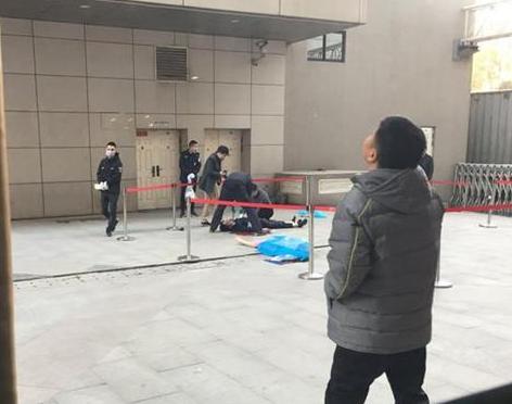 西安保安为接跳楼女，自己被砸死，网友：悲痛中的感动！