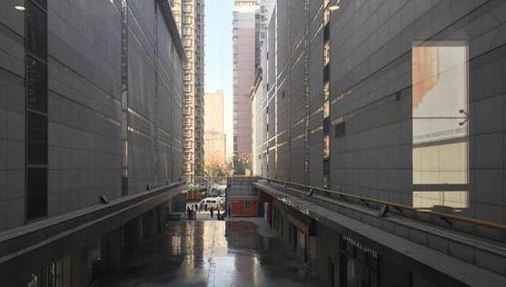 西安保安为接跳楼女，自己被砸死，网友：悲痛中的感动！