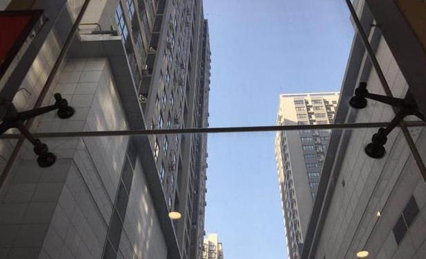 西安保安为接跳楼女，自己被砸死，网友：悲痛中的感动！