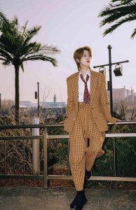 ​邢恩春日金色美图曝光  清爽随性彰显酷雅风范