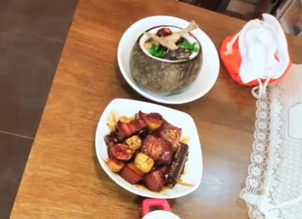 轩子巨2兔化身最美厨娘，直播间观众全程看腿，比美味佳肴更诱人