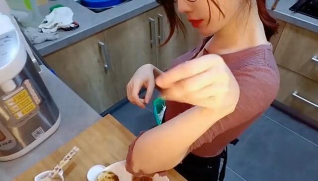 轩子巨2兔化身最美厨娘，直播间观众全程看腿，比美味佳肴更诱人
