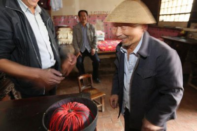 ​清代官员帽子最高处那颗＂顶珠＂，有什么讲究？到底值多少钱？