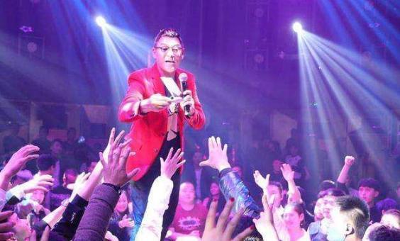 57岁莫少聪生活近照:曾经能跟刘德华齐名,如今妻离子散走穴为生