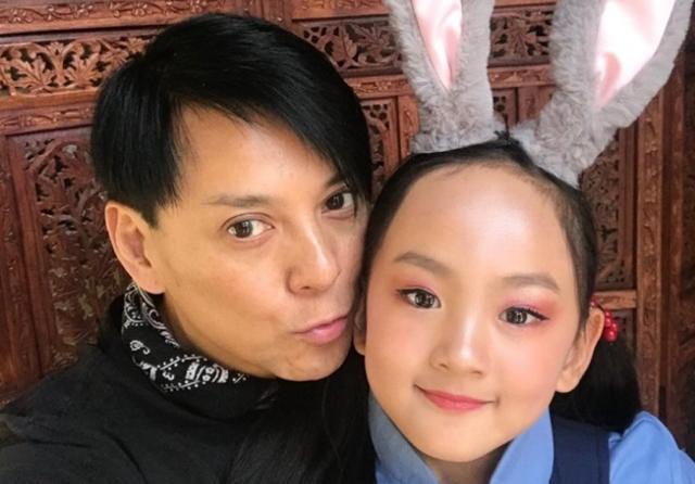 57岁莫少聪生活近照:曾经能跟刘德华齐名,如今妻离子散走穴为生