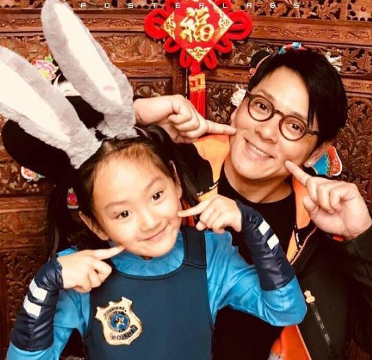 57岁莫少聪生活近照:曾经能跟刘德华齐名,如今妻离子散走穴为生