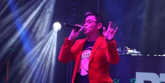 57岁莫少聪生活近照:曾经能跟刘德华齐名,如今妻离子散走穴为生