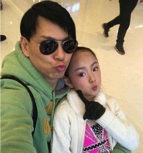 57岁莫少聪生活近照:曾经能跟刘德华齐名,如今妻离子散走穴为生