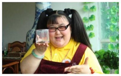 ​她是最另类“星女郎”！生活中与小三岁老公恩爱20年！