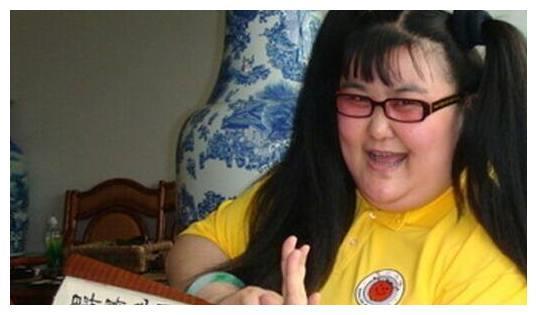 她是最另类“星女郎”!生活中与小三岁老公恩爱20年!