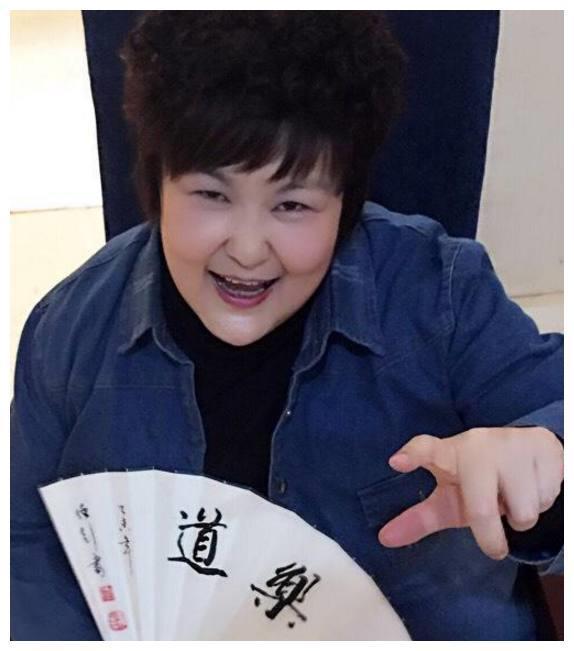 她是最另类“星女郎”!生活中与小三岁老公恩爱20年!