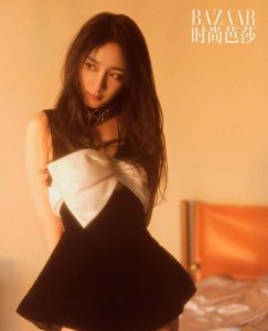 ​34岁杨幂每一次出场都惊艳!穿紧身裙大秀曲线,这谁顶得住?