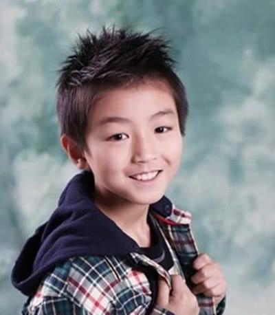 这“三小只”长成了大帅哥，看他们小时候的照片，哪个变化最大？