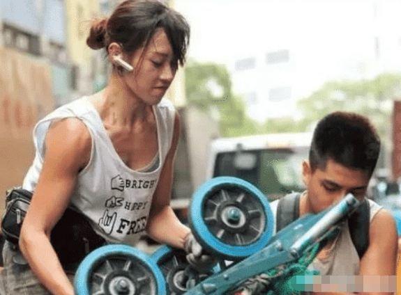 香港“最美搬运工”火了，搬砖10年被富二代牵走，现状成了这样子