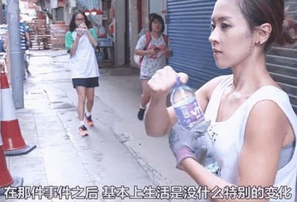 香港“最美搬运工”火了，搬砖10年被富二代牵走，现状成了这样子