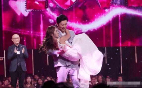 香港“最美搬运工”火了，搬砖10年被富二代牵走，现状成了这样子