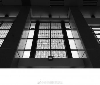 ​“从前车马很慢，书信很慢，一生只够爱一个人。如今飞机，高铁