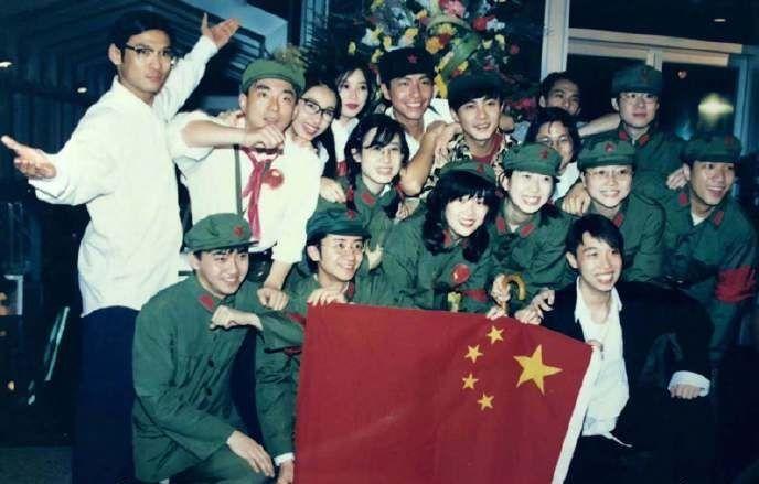 黎姿偶遇4女友人聊天，随后发博晒出20年前旧照怀念