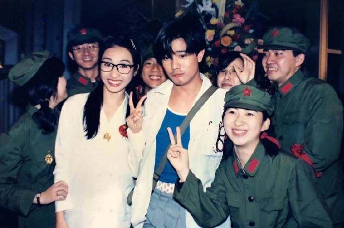 黎姿偶遇4女友人聊天，随后发博晒出20年前旧照怀念