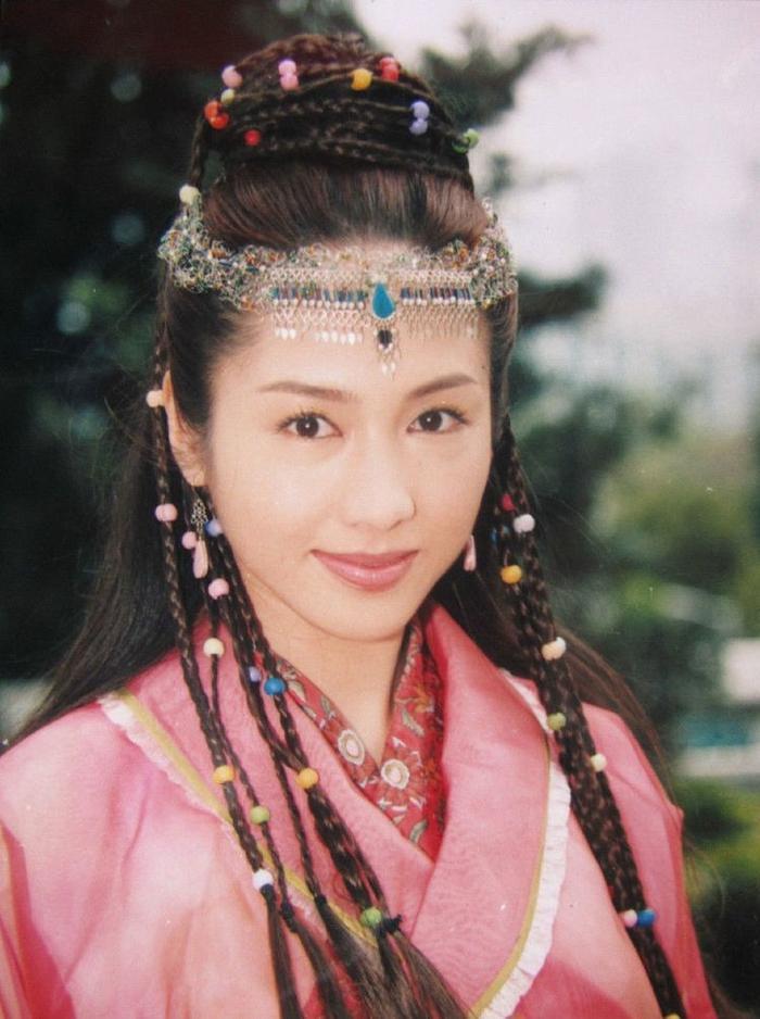 黎姿偶遇4女友人聊天，随后发博晒出20年前旧照怀念