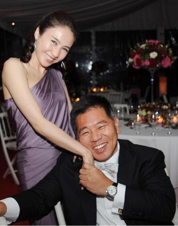 黎姿偶遇4女友人聊天，随后发博晒出20年前旧照怀念