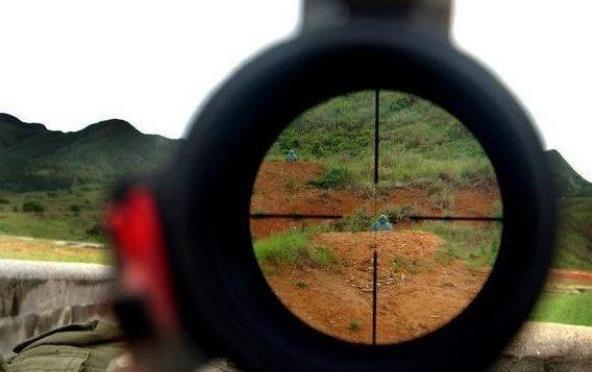 狙击手射击时，最怕在狙击镜里看见这，让人冷汗直流